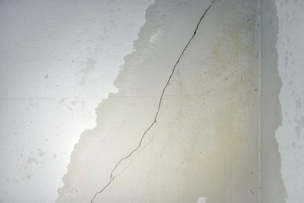 Damp wall cracks and water leak Yukon, OK